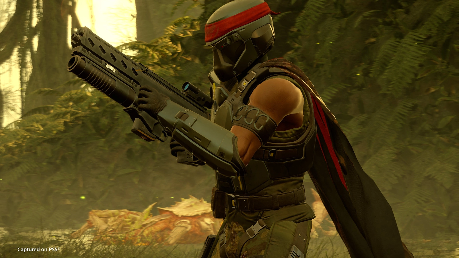 Helldivers character with M-1000 Maxigun in jungle setting, showcasing Python Commandos Warbond offerings and firepower.