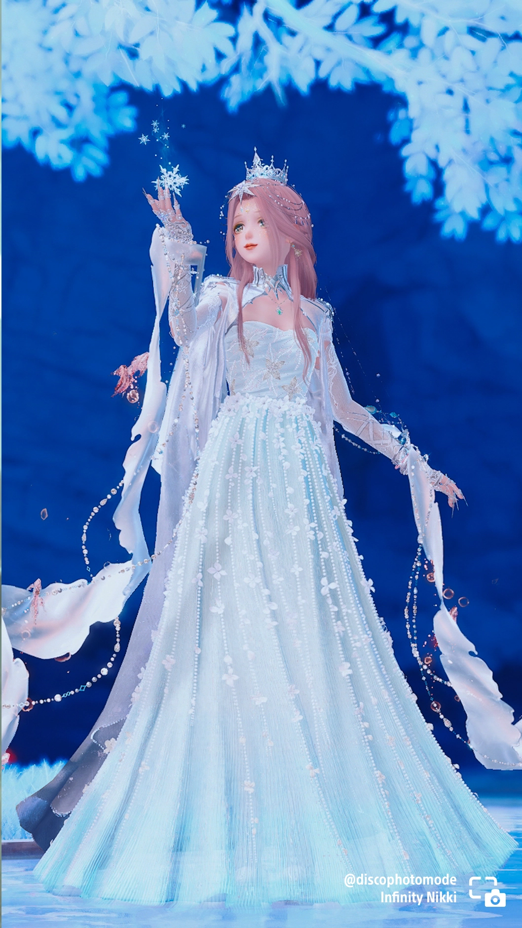 A stunning character in a snow-themed outfit from Infinity Nikki, set against a frosty blue backdrop. #PSshare #PSBlog