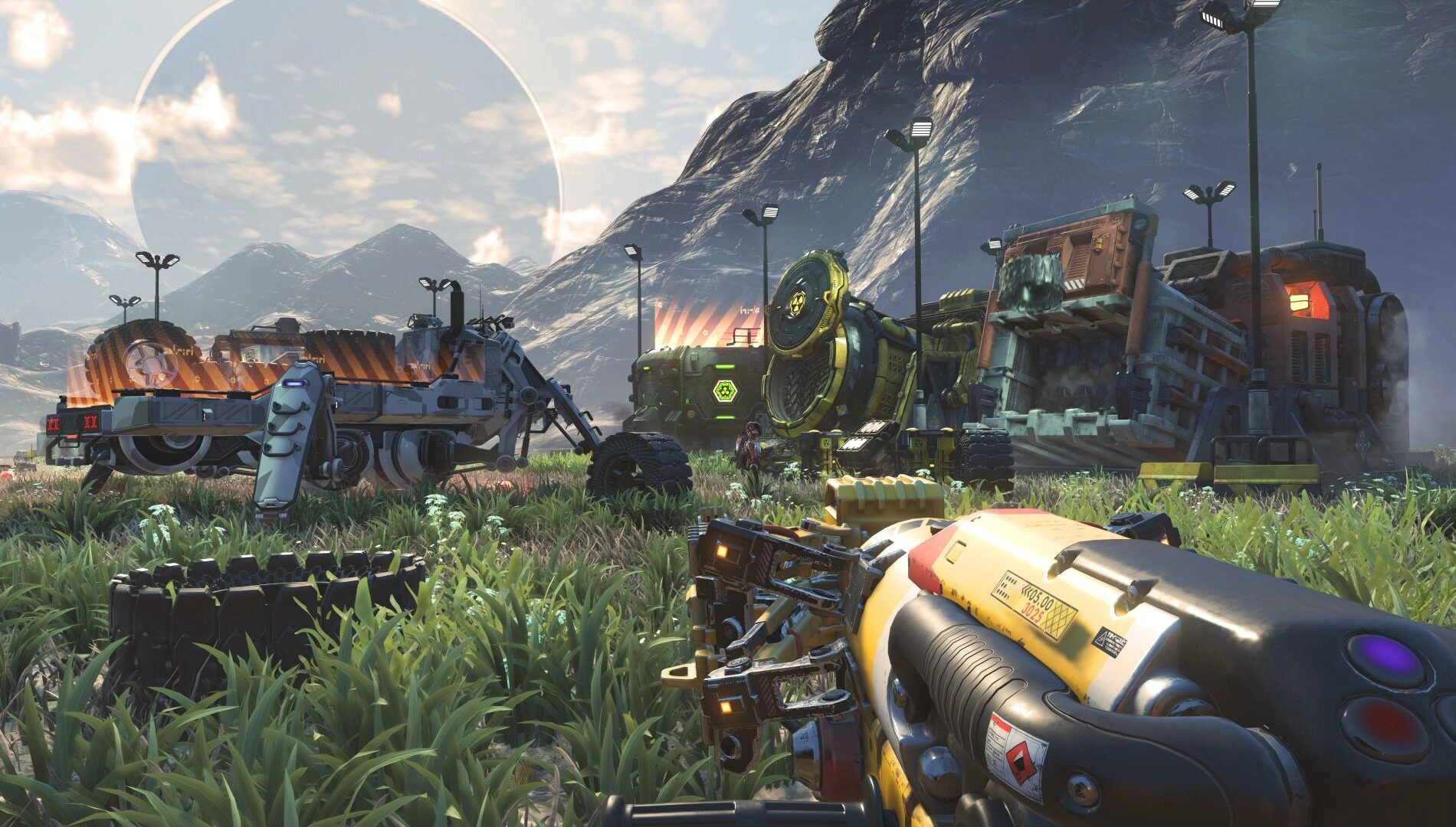 A player in No Man’s Sky aims a Gravitino Coil at futuristic vehicles on a grassy alien planet